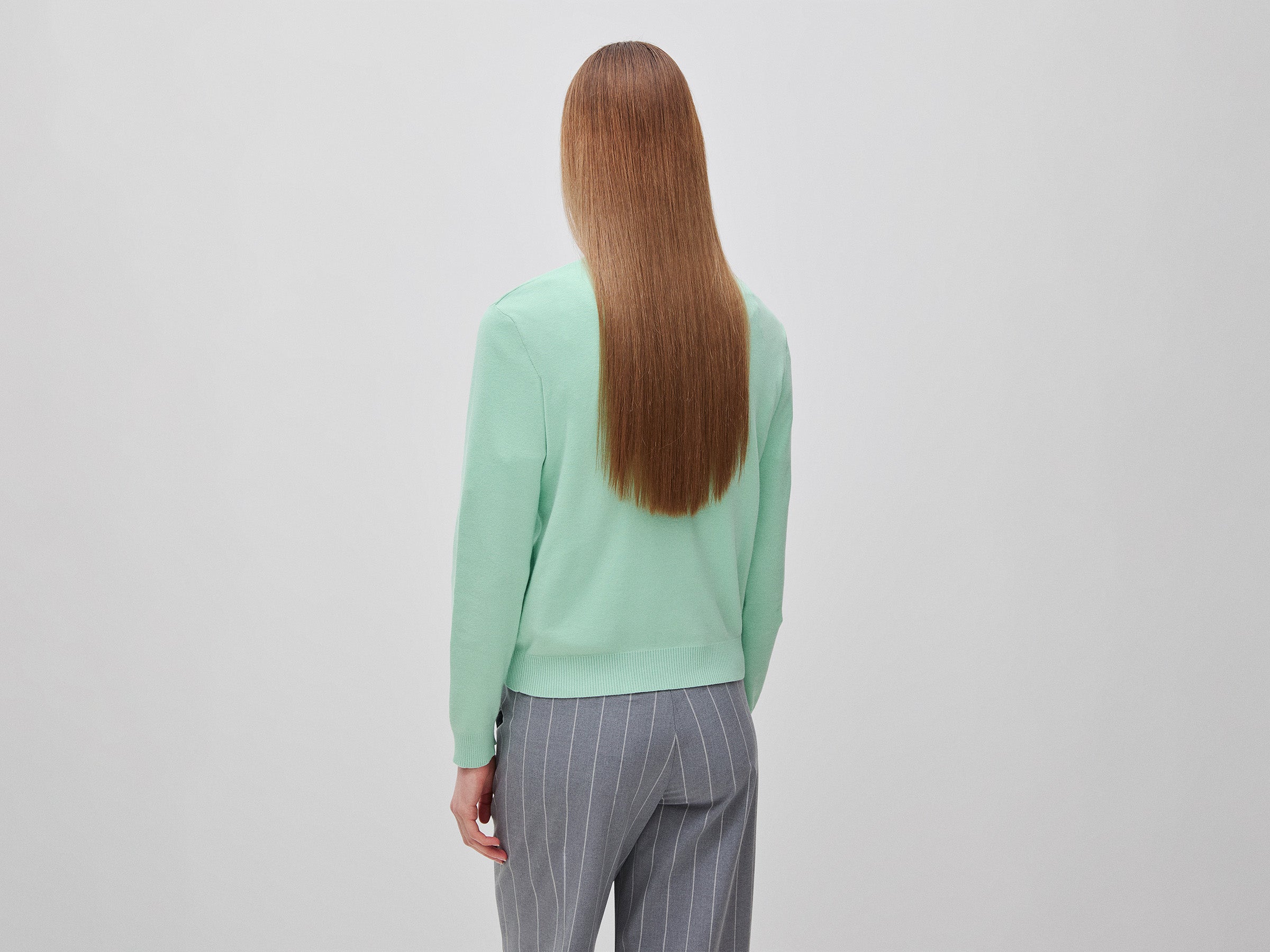 Camisola verde sálvia em algodão tricô com decote em V - ucb_image_B
