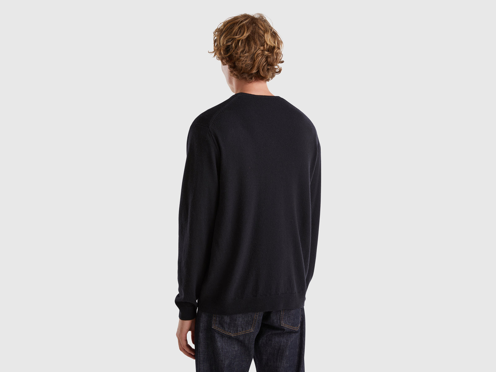 Camisola decote em V preta em pura lã Merino - ucb_image_B