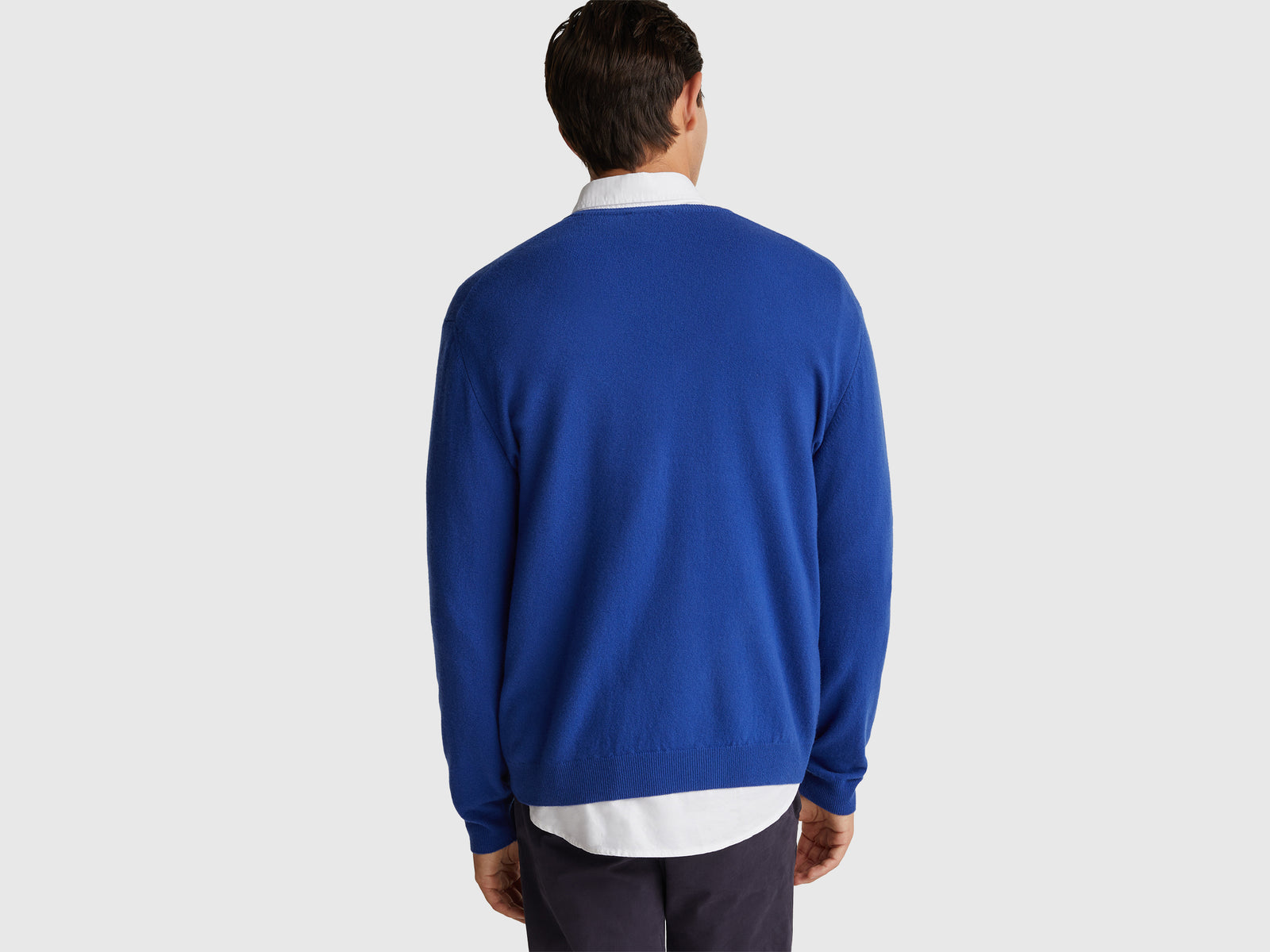 Camisola decote em V azul bluette em pura lã Merino - ucb_image_B