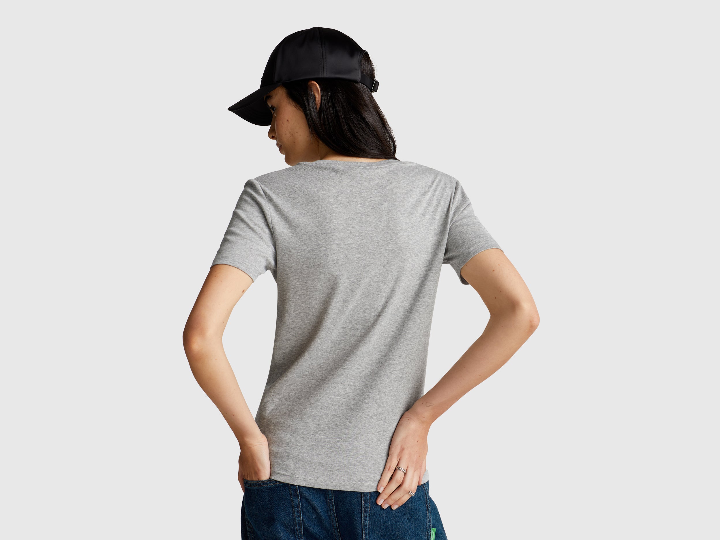 T-shirt em algodão puro com decote em V - ucb_image_B