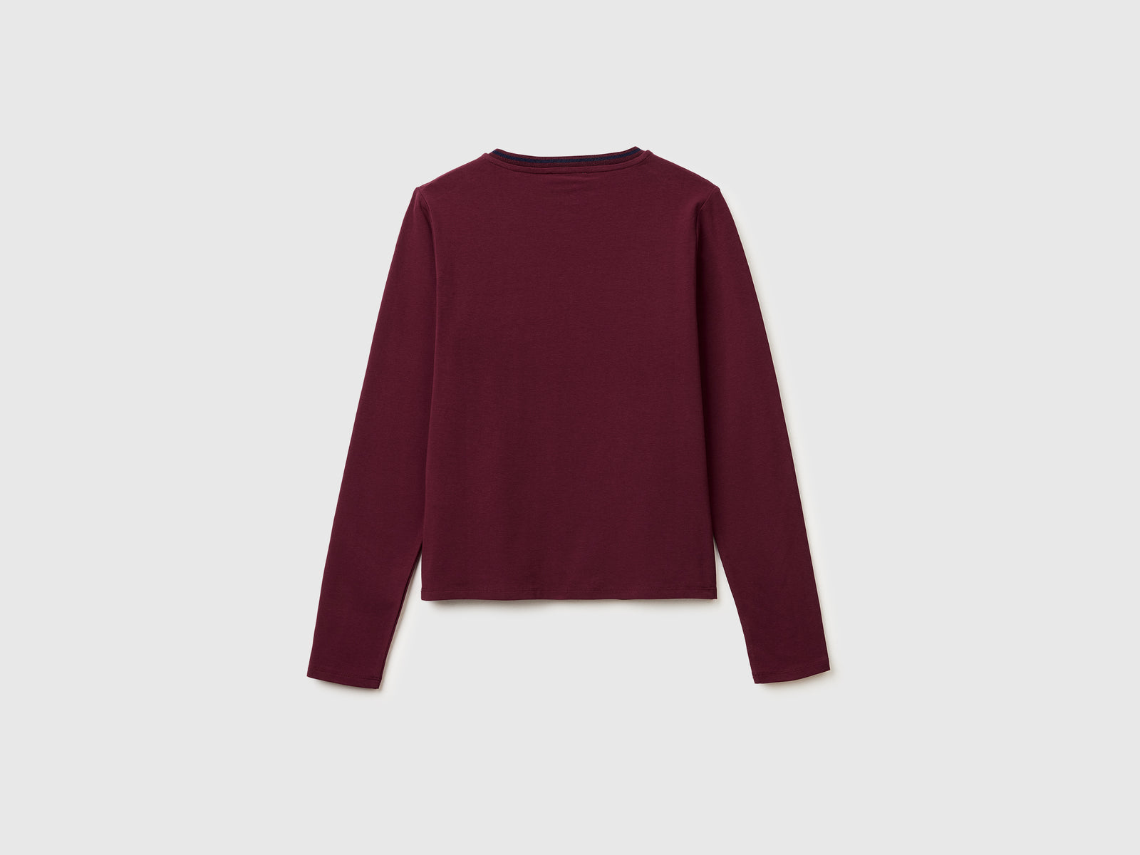 Fitted V-neck T-shirt - ucb_image_BS