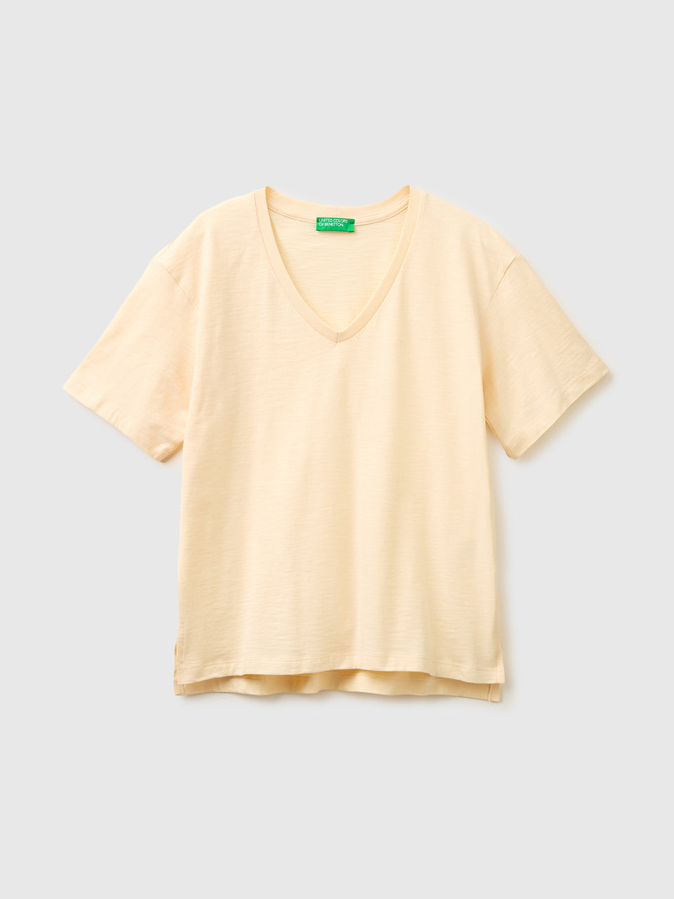 V-neck t-shirt in lightweight cotton - ucb_image_FS