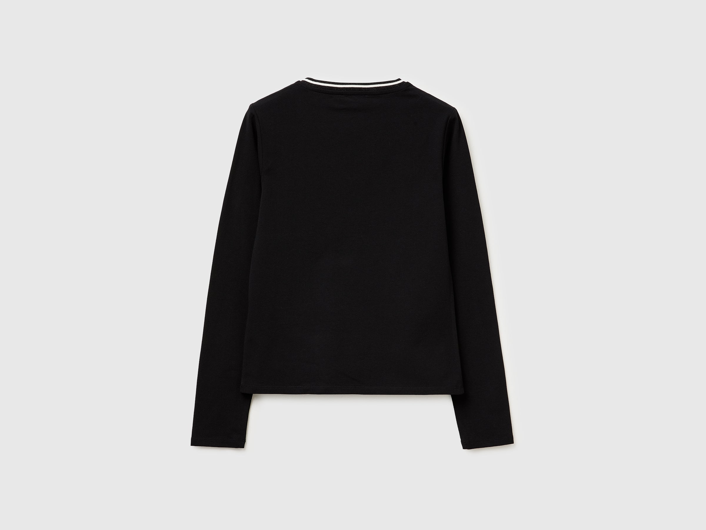 T-shirt ajustada com decote em V - ucb_image_BS