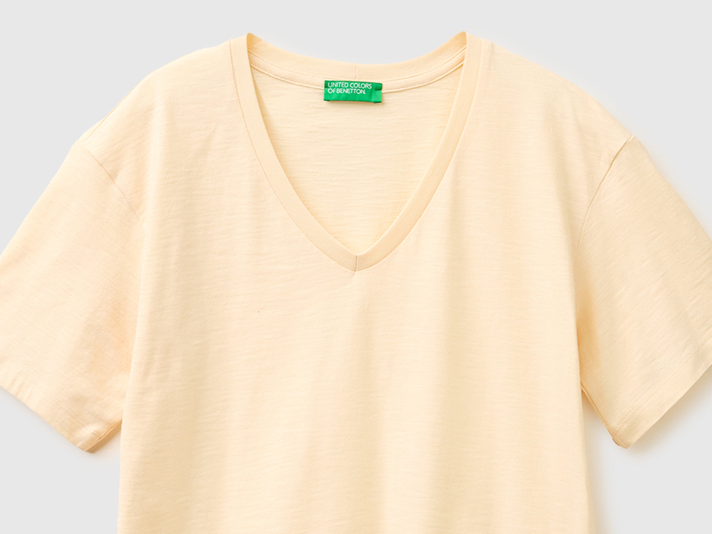 V-neck t-shirt in lightweight cotton - ucb_image_DS1