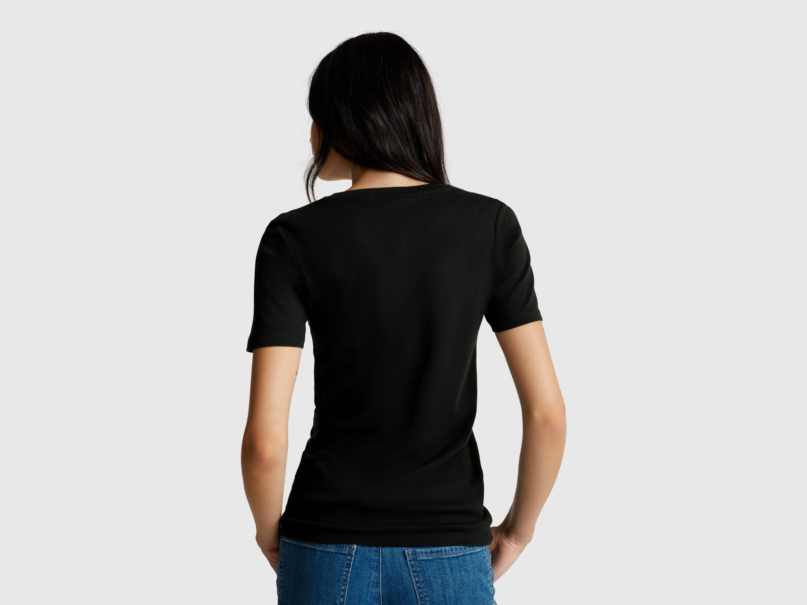 T-shirt em algodão puro com decote em V - ucb_image_B