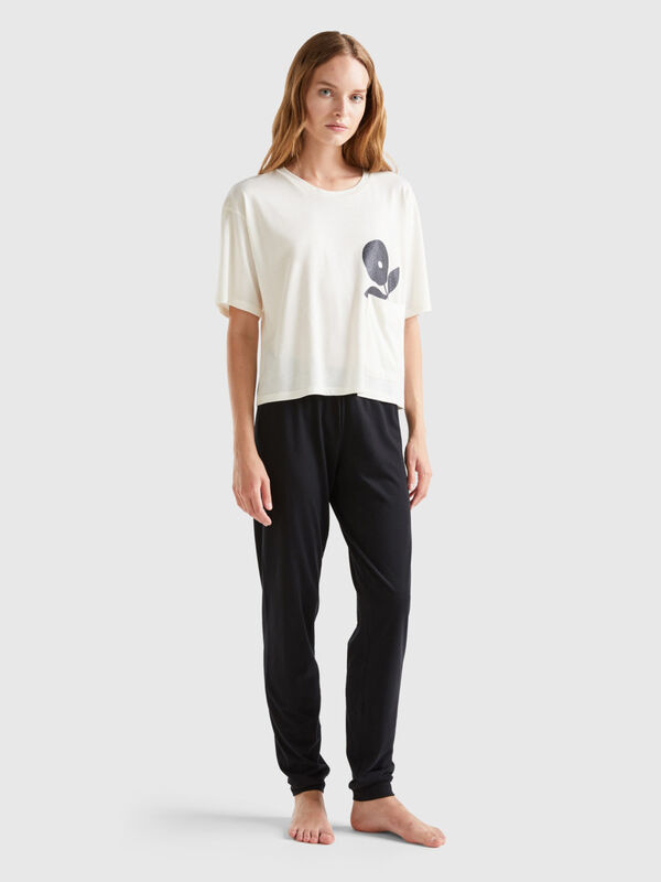 Trousers with elastic logo