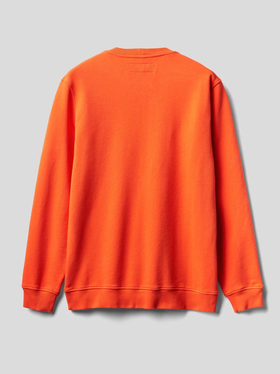 Solid colored sweatshirt in organic cotton image number 2