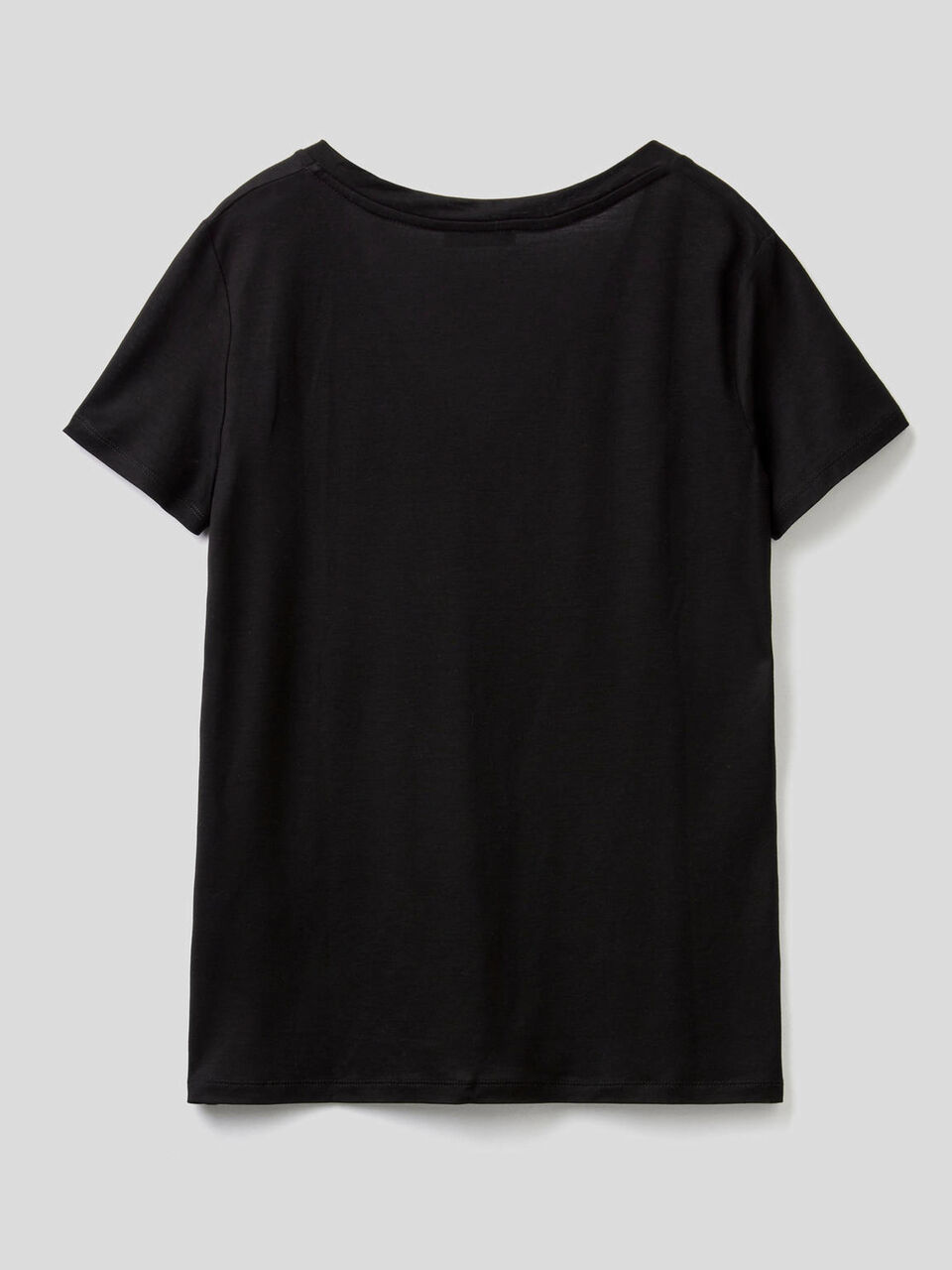 T-shirt with V-neck image number 2