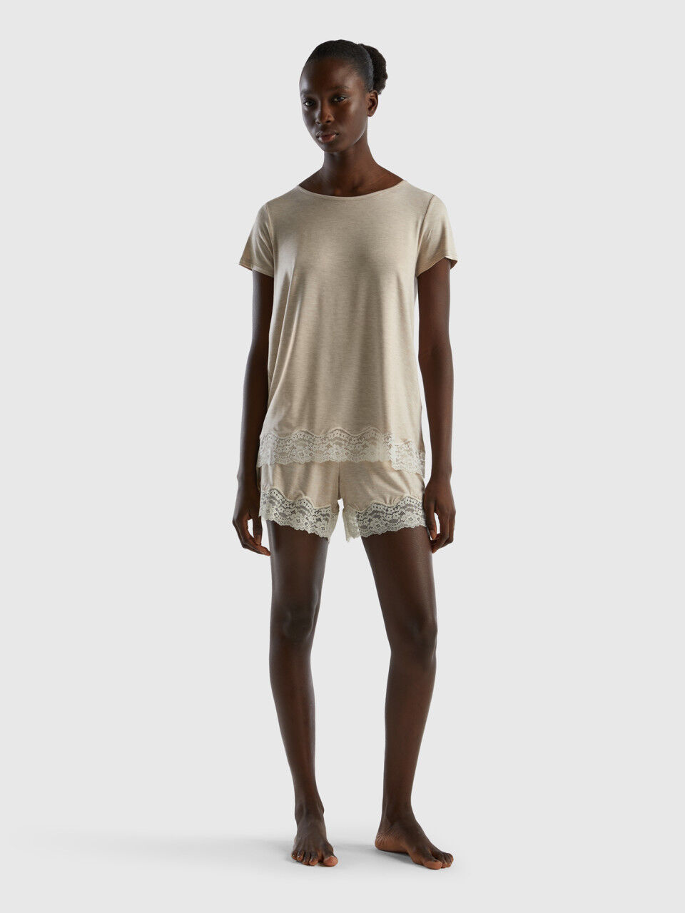 Flowy shorts with lace