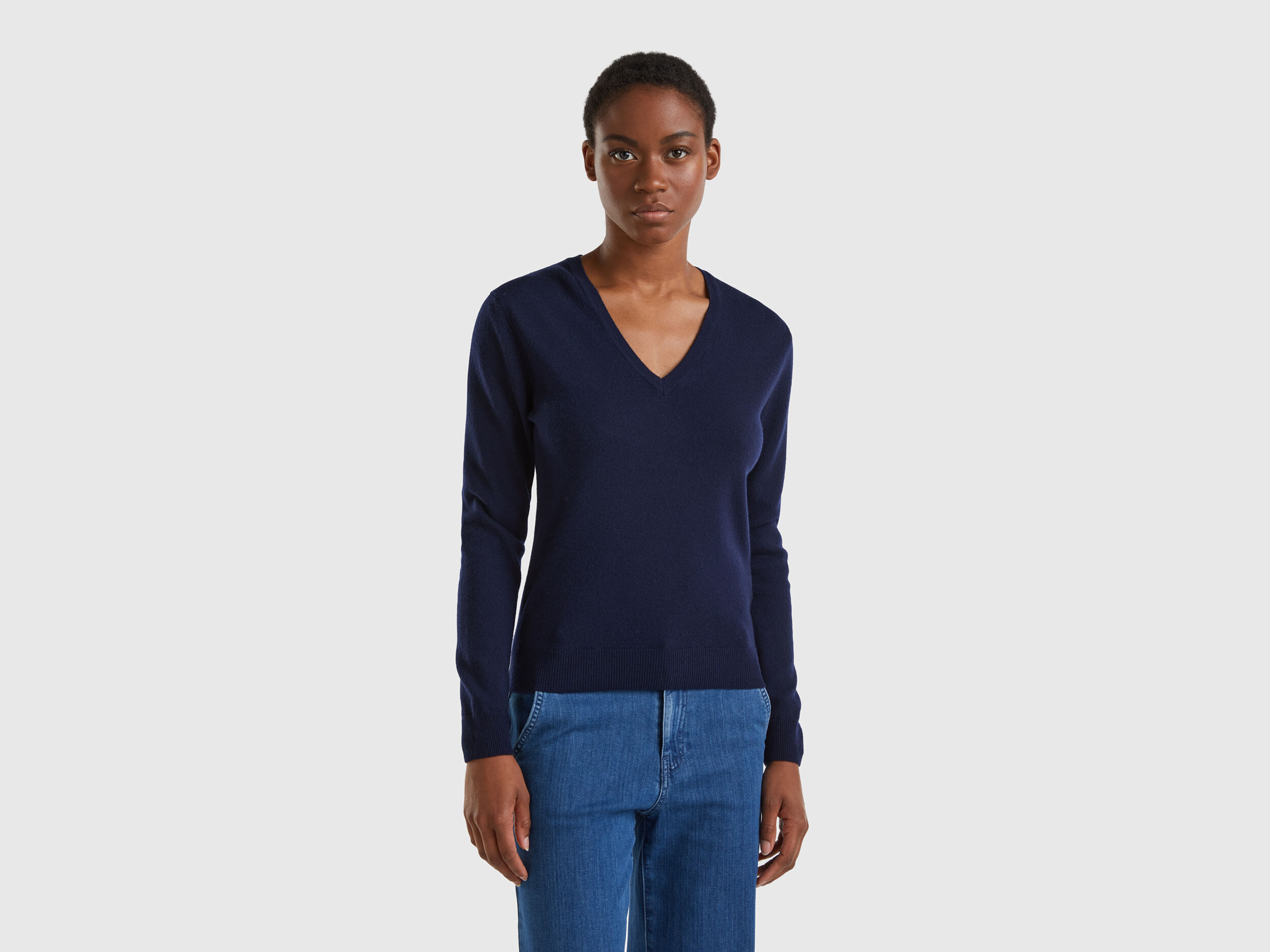 Dark blue v neck sweater 2025