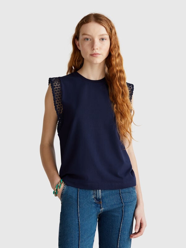 Sleeveless top with macramè Women