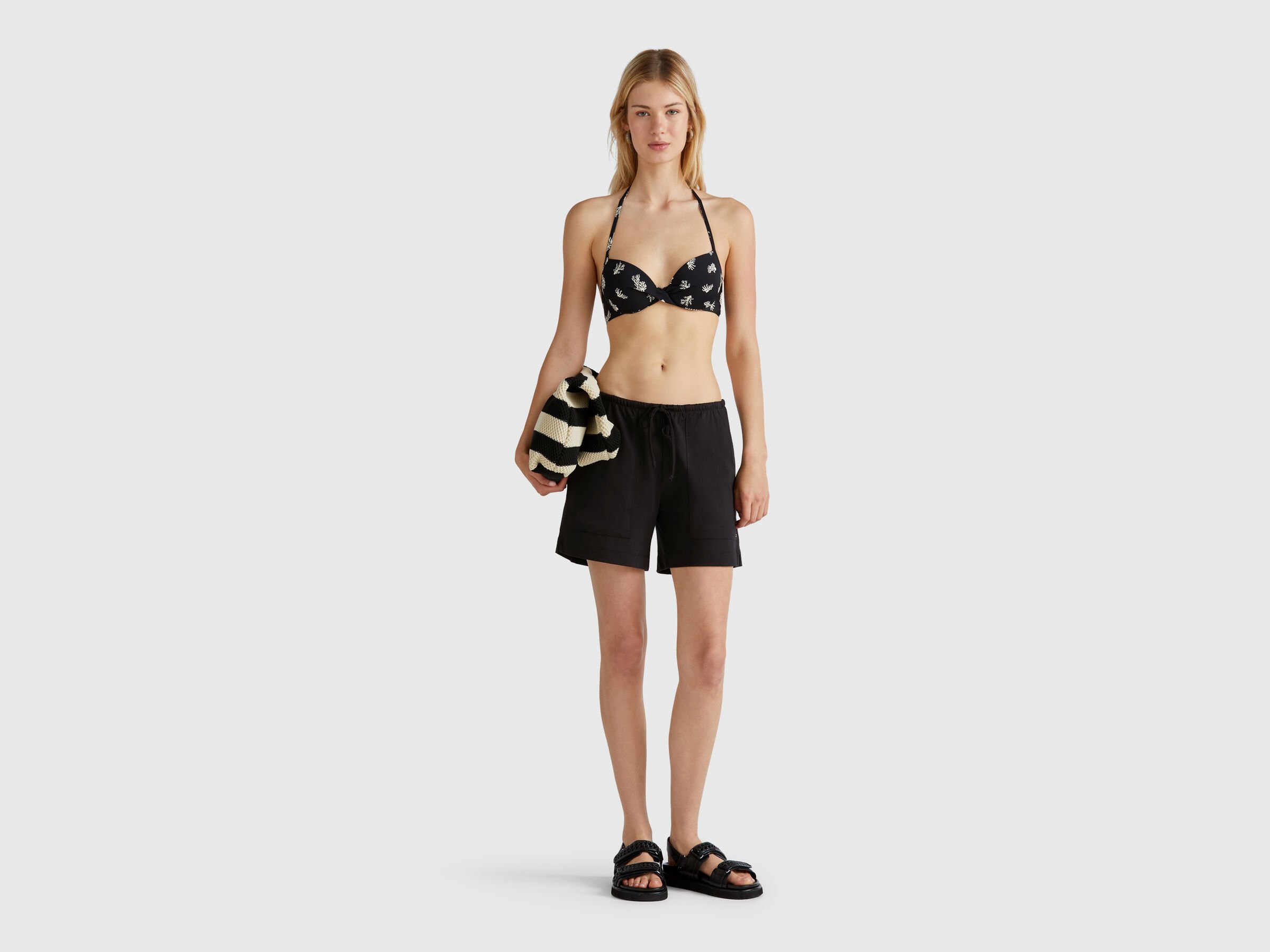 SHORTS Women image number 2