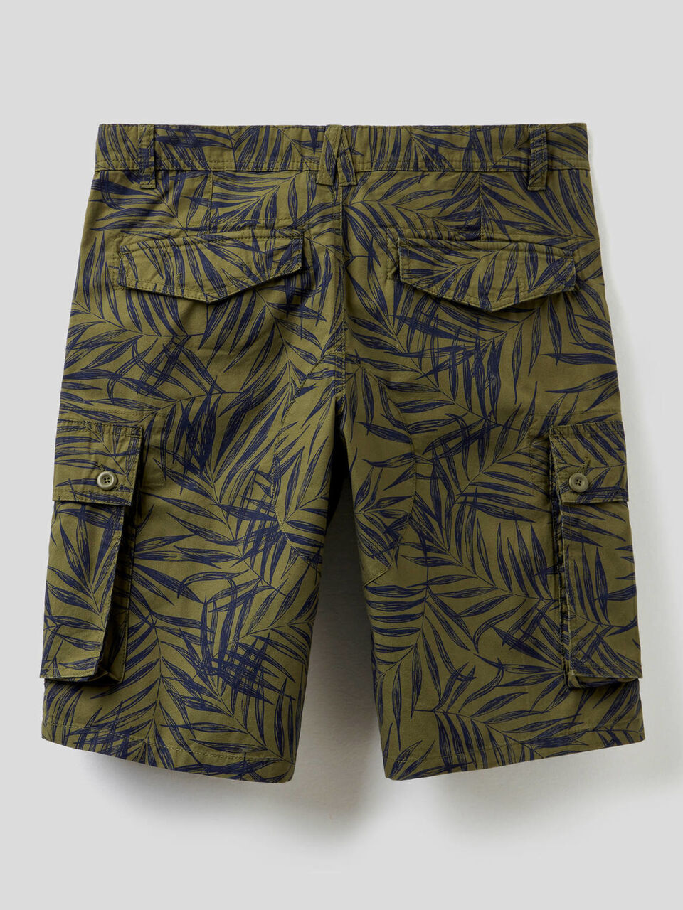 Patterned cargo bermudas image number 2