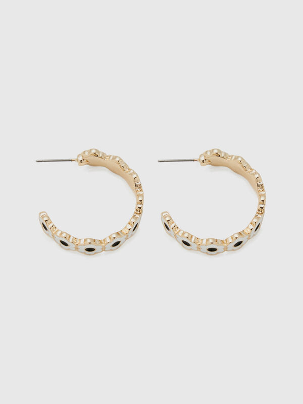 C hoop earrings with white flowers Women