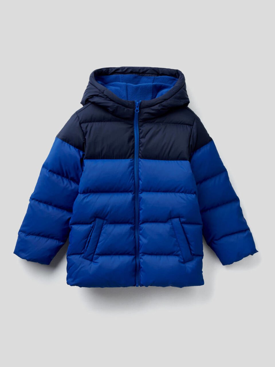 Two-tone puffer jacket with hood Junior Boy image number 1