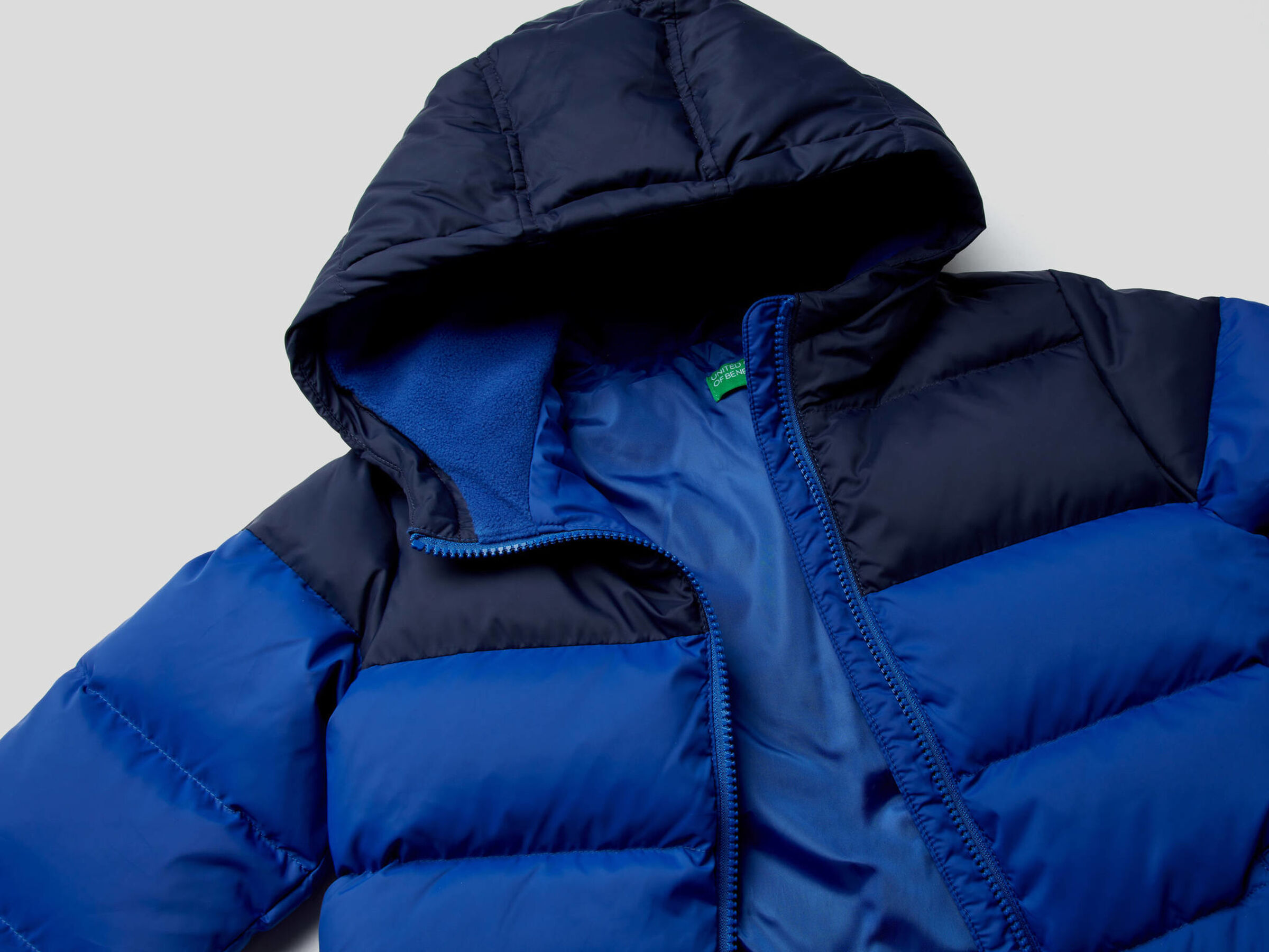 Two-tone puffer jacket with hood Junior Boy image number 2