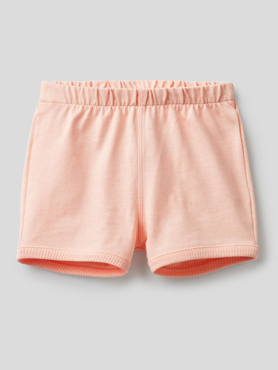 Shorts with maxi patch at back image number 1