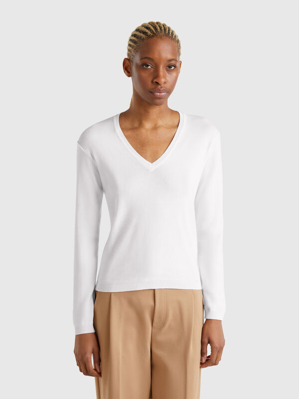 White sweater with V-neck Women