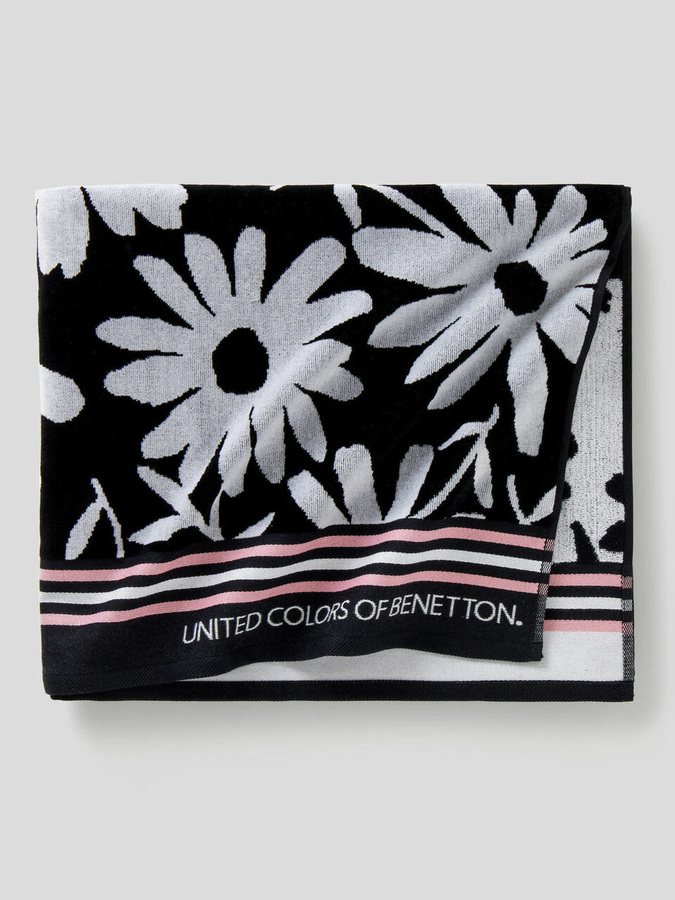 Patterned beach towel image number 1