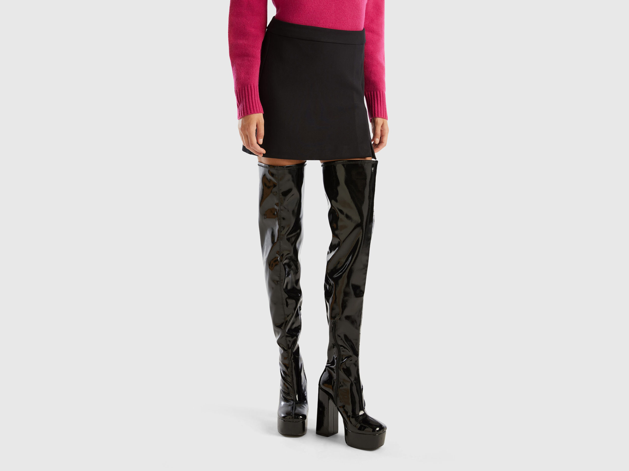 Mini skirt with side zipper Black Benetton