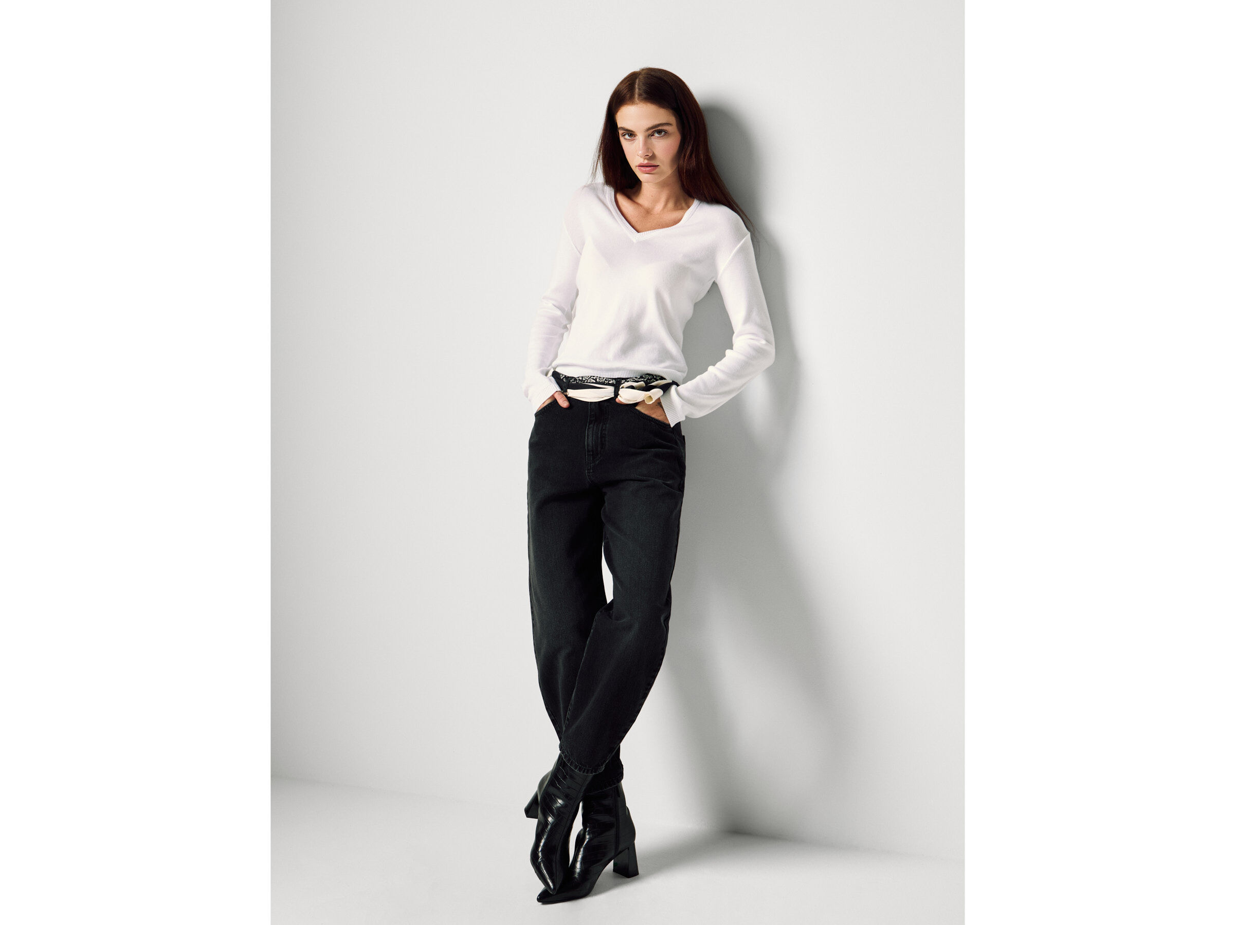 V NECK SWEATER L/S Women image number 0