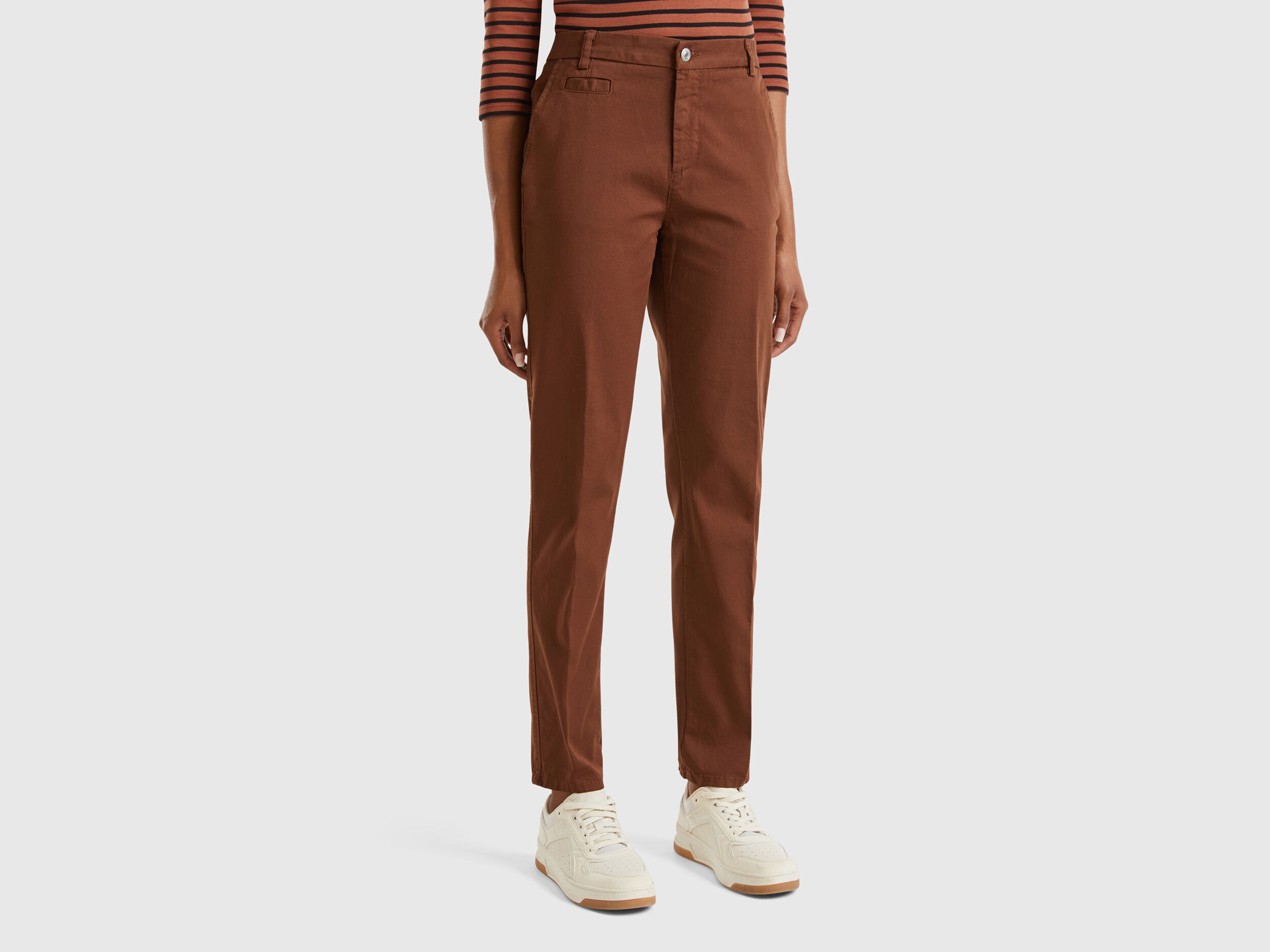 Womens chino joggers 2025